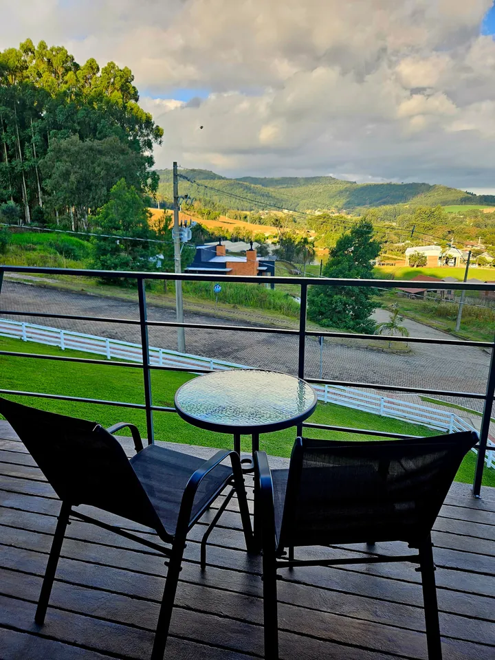 Mesa da varanda com vista para o vale e as montanhas